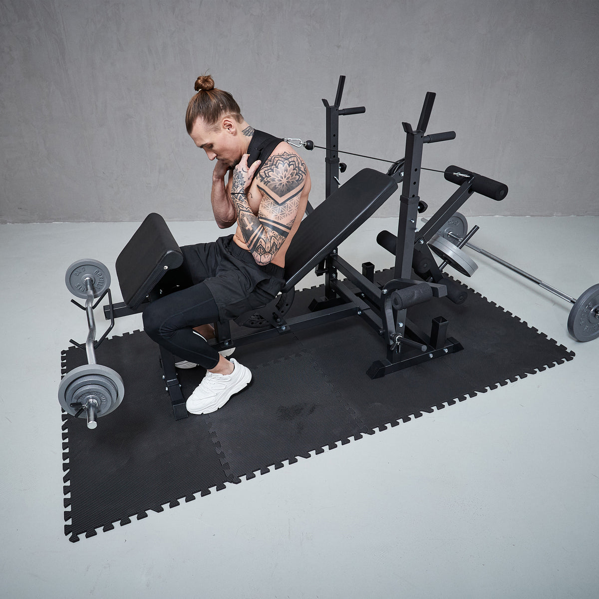 Monitoiminen treeniasema + levytankosarja 108 kg