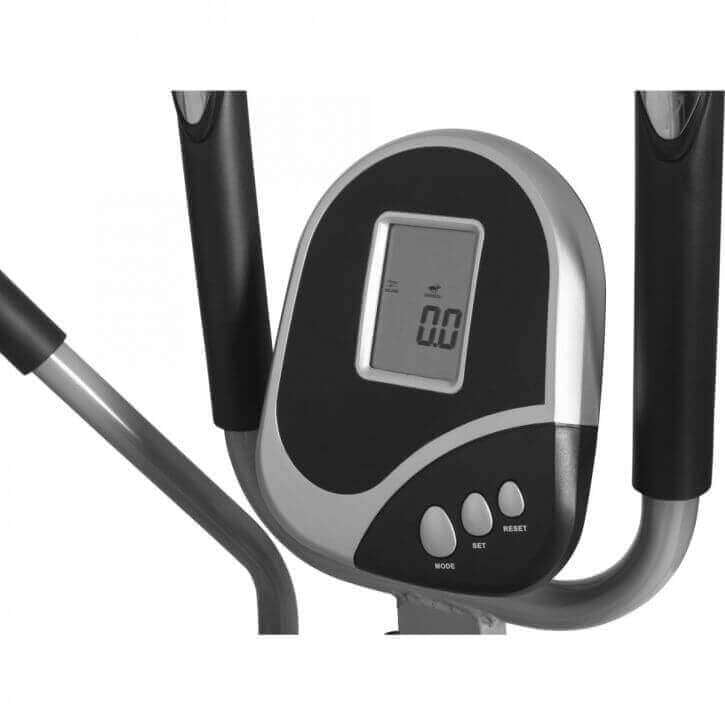 Crosstrainer satulalla, kahvoilla ja ajotietokoneella