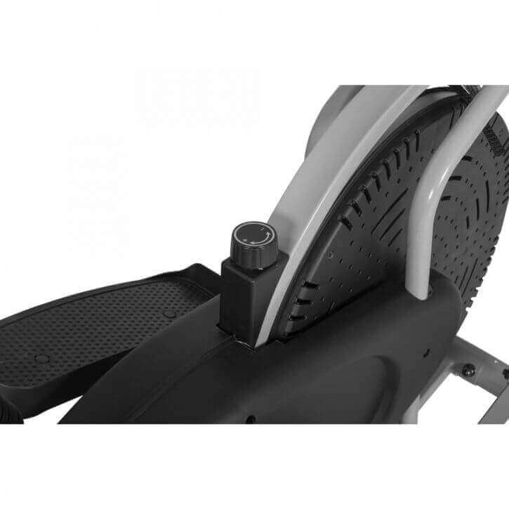 Crosstrainer satulalla, kahvoilla ja ajotietokoneella